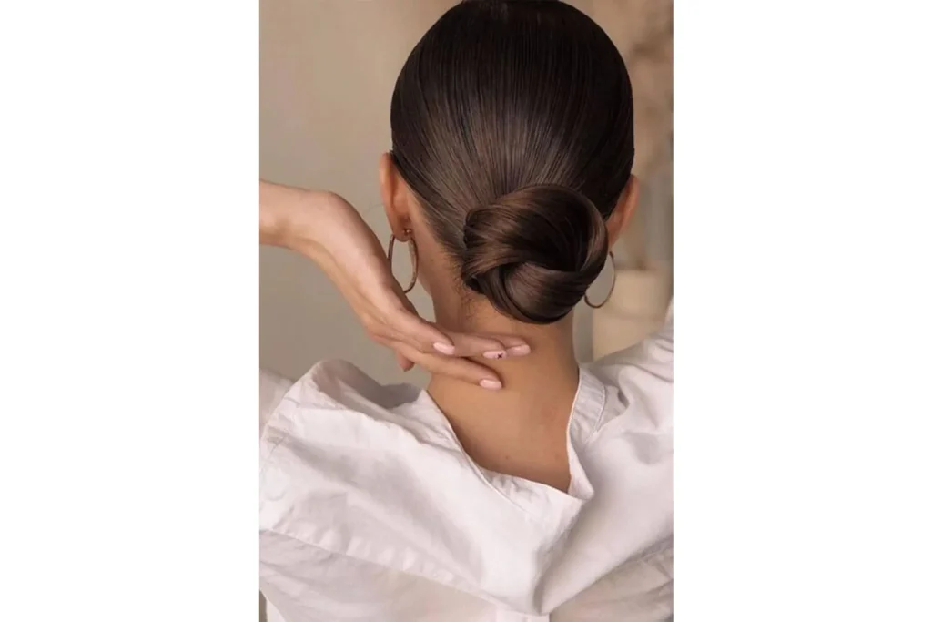 Masna kosa - elegantna niska punđa